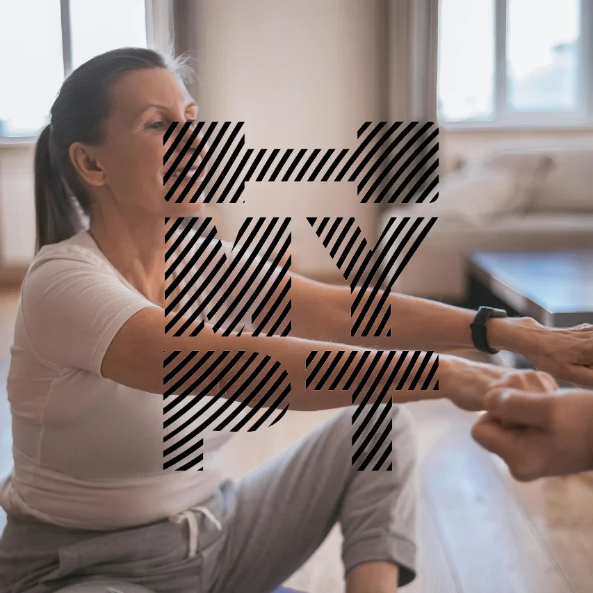 Mara anzjana tieħu sehem f'sessjoni gwidata ta' personal training id-dar, megħjuna minn coach tal-fitness.